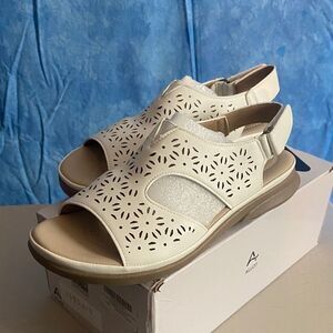 ALLOT Cream Women's Sandals sz 8, 13H-138s013